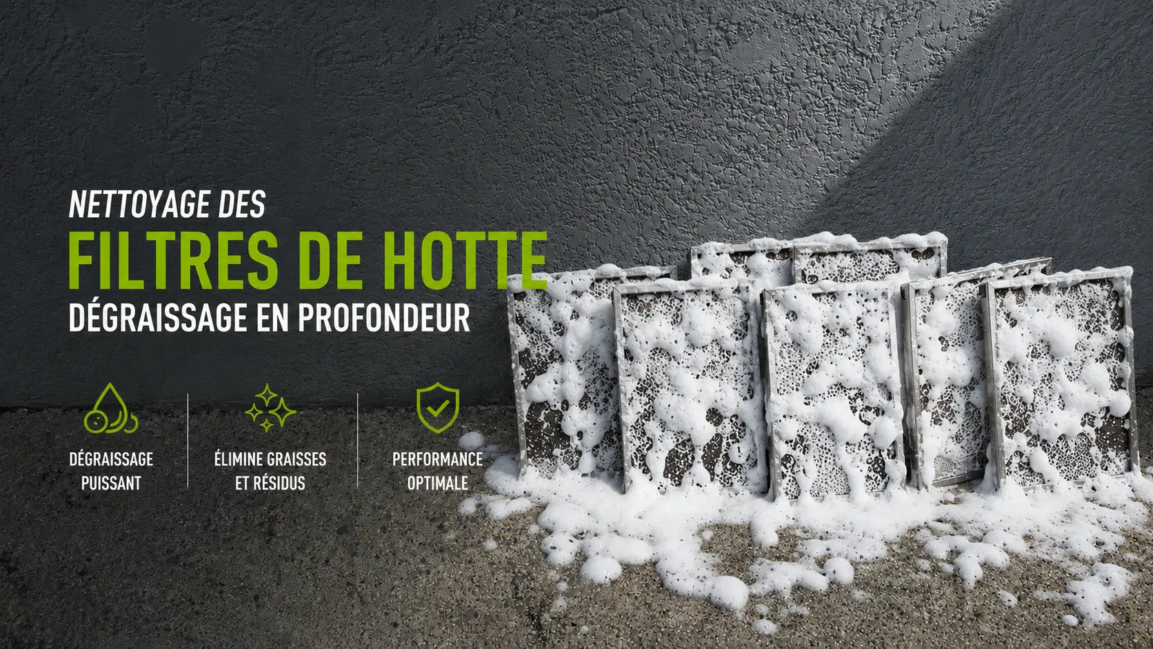 Nettoyage des filtres de hotte en cours: filtres dégraissent en profondeur avec mousse et résidus visibles sur et autour des éléments. Nettoyage des filtres de hotte en cours: filtres dégraissent en profondeur avec mousse et résidus visibles sur et autour des éléments.