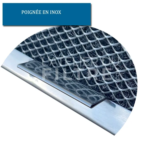 Zoom sur poignée inoxydable d'un filtre à maille pour hotte - L'Atelier du Filtre