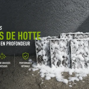 Nettoyage des filtres de hotte en cours: filtres dégraissent en profondeur avec mousse et résidus visibles sur et autour des éléments.